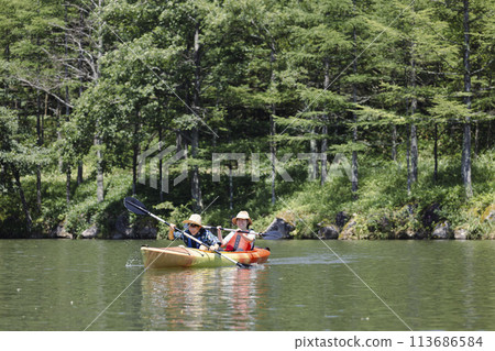 一家人享受皮划艇 113686584