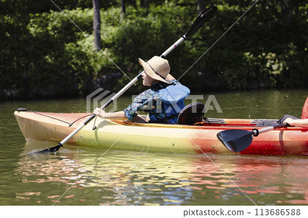 一家人享受皮划艇 113686588