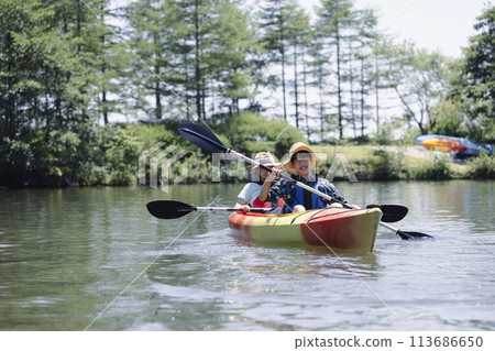 一家人享受皮划艇 113686650