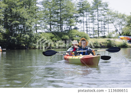 一家人享受皮划艇 113686651