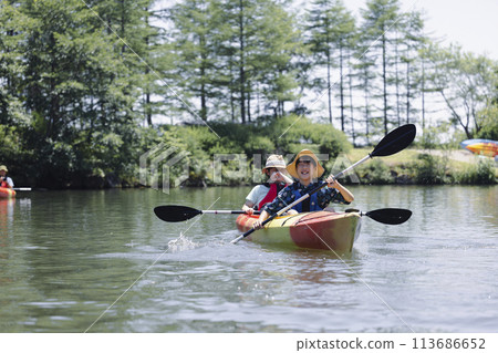 一家人享受皮划艇 113686652