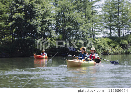 一家人享受皮划艇 113686654