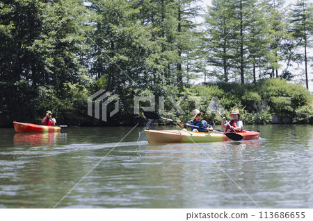 一家人享受皮划艇 113686655
