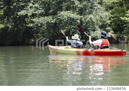 家長和孩子一起享受皮划艇的樂趣 113686656