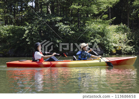 家長和孩子一起享受皮划艇的樂趣 113686658