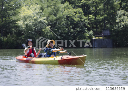 家長和孩子一起享受皮划艇的樂趣 113686659