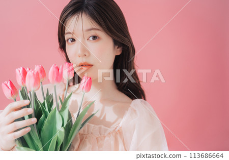 Beauty image of young woman and flowers Beauty image of young woman and flowers 113686664