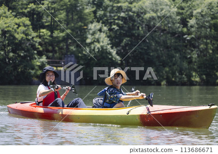 Parent and child enjoying kayaking 113686671