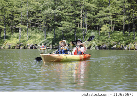 家長和孩子一起享受皮划艇的樂趣 113686675