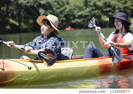 Parent and child enjoying kayaking 113686677