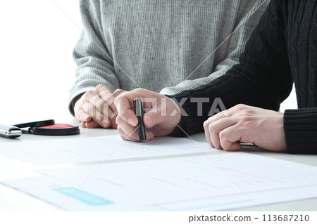 交換合約的夫婦的手 113687210