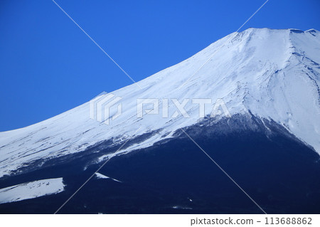 Clear March sky and Mt. Fuji seen from Lake Yamanaka 113688862