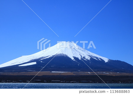 Clear March sky and Mt. Fuji seen from Lake Yamanaka 113688863
