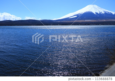 三月的晴空和從山中湖看到的富士山 三月的晴空和從山中湖看到的富士山 113688878