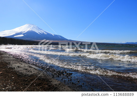 Clear March sky and Mt. Fuji seen from Lake Yamanaka Clear March sky and Mt. Fuji seen from Lake Yamanaka 113688889