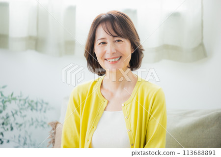 客廳裡的中年婦女 113688891