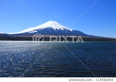 Clear March sky and Mt. Fuji seen from Lake Yamanaka Clear March sky and Mt. Fuji seen from Lake Yamanaka 113688893