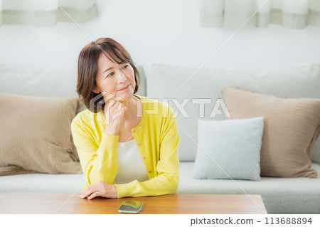 客廳裡的中年婦女 113688894
