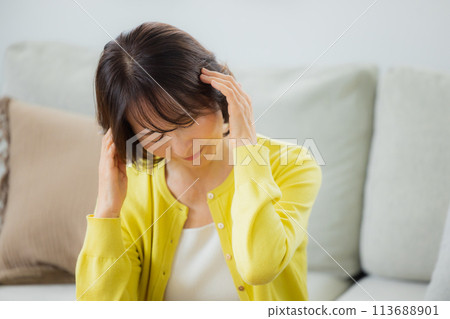 Middle-aged woman in the living room 113688901