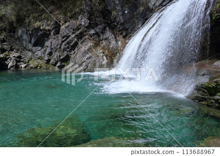 Amegaeri Falls: Emerald green pool at the bottom of the waterfall (Setogawa Valley, Tosa Town, Kochi Prefecture) 113688967