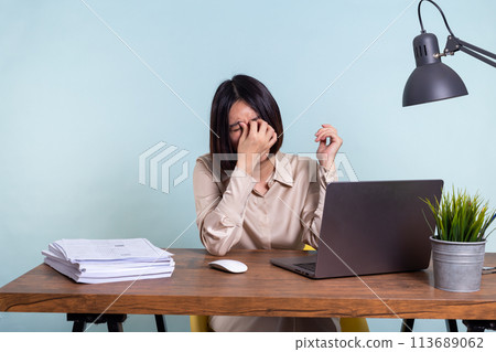 Desperate businesswoman worried in office 113689062