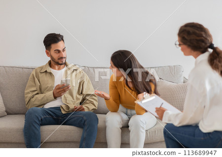 Couple in therapy with man on smartphone 113689947
