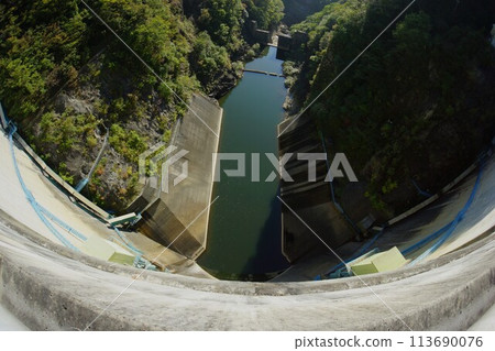 從鈴花水壩堤看下游 從鈴花水壩堤看下游 113690076