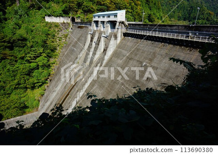 The embankment of Kamiichigawa Dam The embankment of Kamiichigawa Dam 113690380