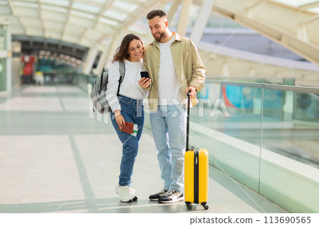 Happy couple strolling with a smartphone 113690565