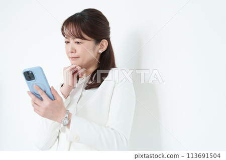 使用智慧型手機的商務中年女性 113691504