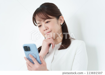 使用智慧型手機的商務中年女性 113691507