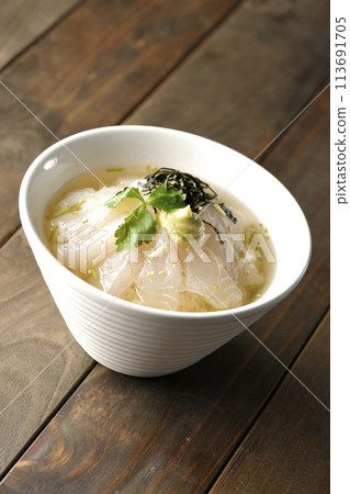 鯛魚茶泡飯配上三葉、海藻絲和芥末 鯛魚茶泡飯配上三葉、海藻絲和芥末 113691705