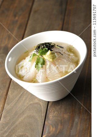 Sea bream chazuke topped with mitsuba, shredded nori seaweed, and wasabi 113691707
