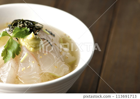 鯛魚茶泡飯配上三葉、海藻絲和芥末 113691713