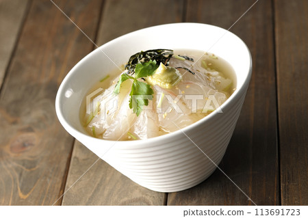 鯛魚茶泡飯配上三葉、海藻絲和芥末 113691723