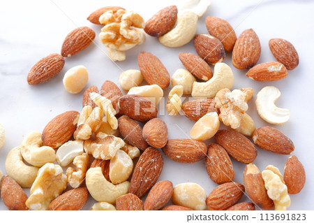 Nutritious and healthy mixed nuts (almonds, walnuts, cashews, macadamia nuts) 113691823