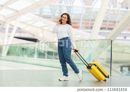 Traveler speaking on the phone and walking 113691859