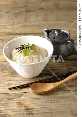 鯛魚茶泡飯配上三葉、海藻絲和芥末 鯛魚茶泡飯配上三葉、海藻絲和芥末 113691927