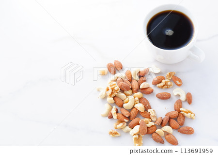 營養豐富的混合堅果（杏仁、核桃、腰果、夏威夷果仁）和咖啡 113691959