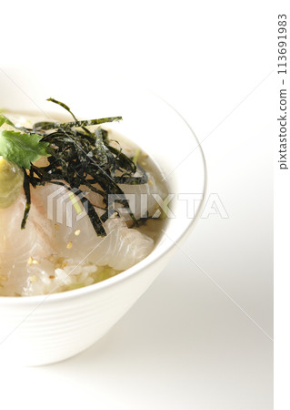 白色背景下拍攝的海鯛茶泡飯,上面有三葉葉、海藻絲和芥末 白色背景下拍攝的海鯛茶泡飯,上面有三葉葉、海藻絲和芥末 113691983