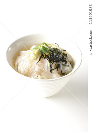 白色背景下拍攝的海鯛茶泡飯,上面有三葉葉、海藻絲和芥末 白色背景下拍攝的海鯛茶泡飯,上面有三葉葉、海藻絲和芥末 113691988