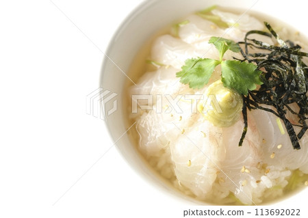 白色背景下，頭頂上放著三葉草、海藻絲和芥末的 tai chazuke 的照片 113692022