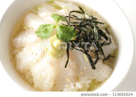 白色背景下,頭頂上放著三葉草、海藻絲和芥末的 tai chazuke 的照片 白色背景下,頭頂上放著三葉草、海藻絲和芥末的 tai chazuke 的照片 113692024