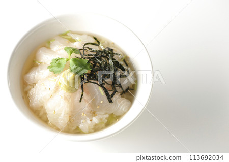 白色背景下,頭頂上放著三葉草、海藻絲和芥末的 tai chazuke 的照片 白色背景下,頭頂上放著三葉草、海藻絲和芥末的 tai chazuke 的照片 113692034