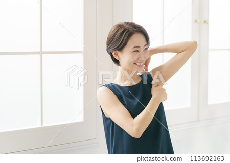 一個女人檢查她的腋窩 113692163
