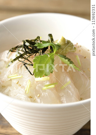 鯛魚茶泡飯,然後加入高湯,上面撒上三葉草、海藻絲和芥末 鯛魚茶泡飯,然後加入高湯,上面撒上三葉草、海藻絲和芥末 113692331