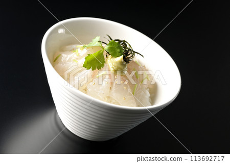 一張大茶泡飯的照片,上面有三葉草、海藻絲和芥末,然後在黑色背景下添加高湯 一張大茶泡飯的照片,上面有三葉草、海藻絲和芥末,然後在黑色背景下添加高湯 113692717