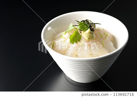 一張大茶泡飯的照片,上面有三葉草、海藻絲和芥末,然後在黑色背景下添加高湯 一張大茶泡飯的照片,上面有三葉草、海藻絲和芥末,然後在黑色背景下添加高湯 113692718
