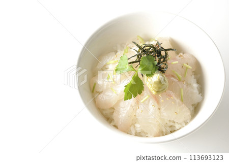 頭頂上拍攝的海鯛茶泡飯,上面有三葉葉、海藻絲和芥末,然後在白色背景下添加大石湯 頭頂上拍攝的海鯛茶泡飯,上面有三葉葉、海藻絲和芥末,然後在白色背景下添加大石湯 113693123
