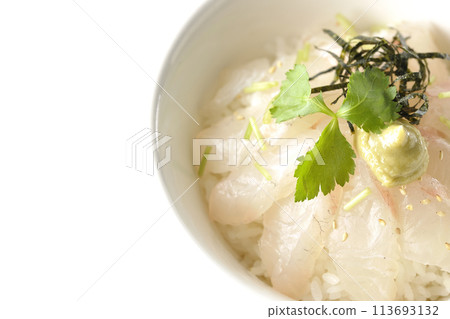 頭頂上拍攝的海鯛茶泡飯，上面有三葉葉、海藻絲和芥末，然後在白色背景下添加大石湯 113693132